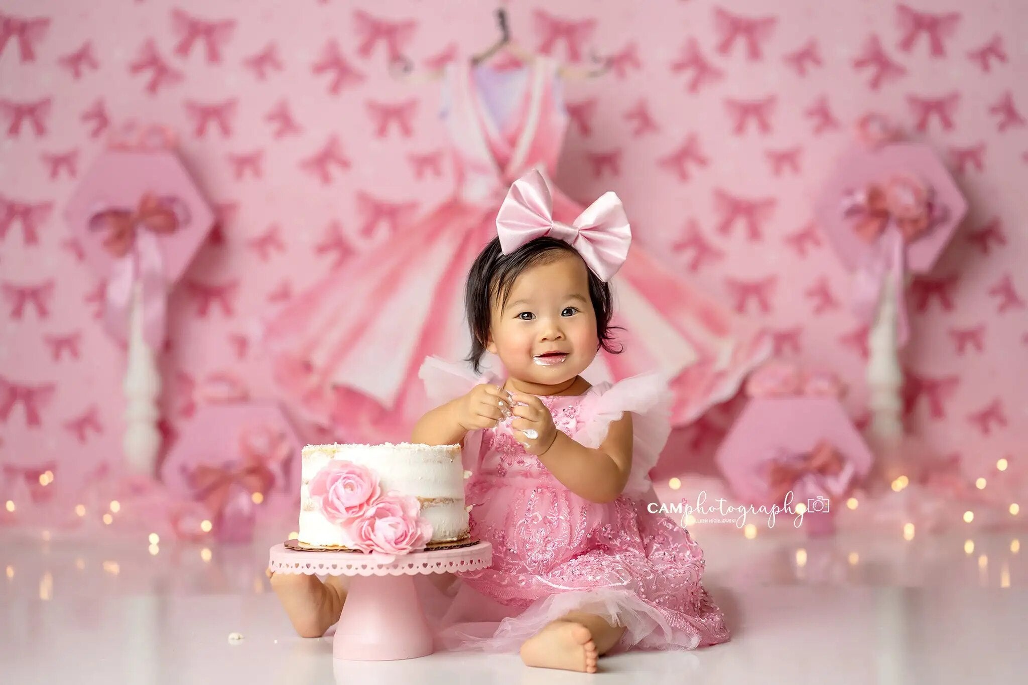 Arrière-plan une petite princesse, gâteau pour fille et enfant, accessoires d'anniversaire, pour séance photo pour bébé et adulte, robe de danse rose 