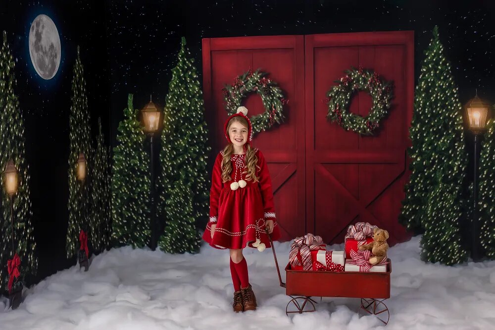 Portes de grange rouge d'hiver, photographie d'enfants, bébé adulte, séance photo de noël, arbres enneigés, flocon de neige, arrière-plan de forêt 